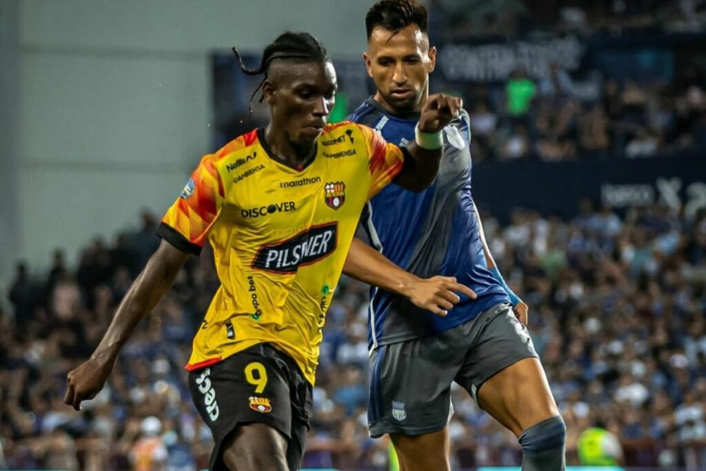 Allen Obando (izq.) jugando un Clásico del Astillero entre Barcelona SC y Emelec.