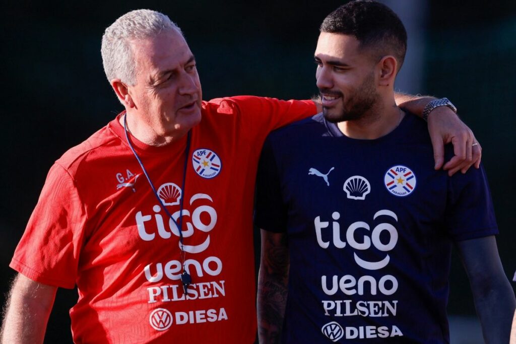 Gustavo Alfaro, DT de Paraguay, esa muy cerca de conseguir una nueva clasificación al Mundial.
