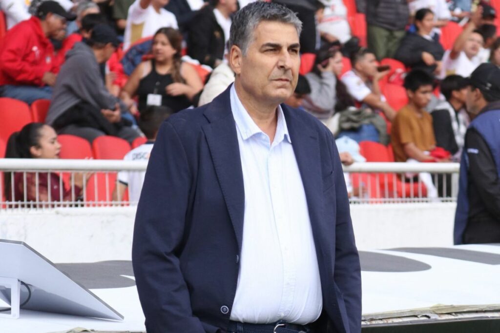 Santiago Escobar dirigiendo un partido de Orense SC en la Liga Pro.