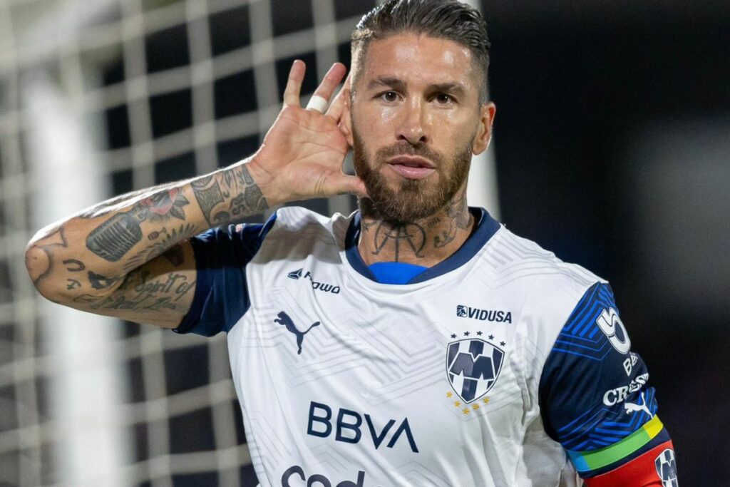 Sergio Ramos celebrando un gol con el Monterrey de México.