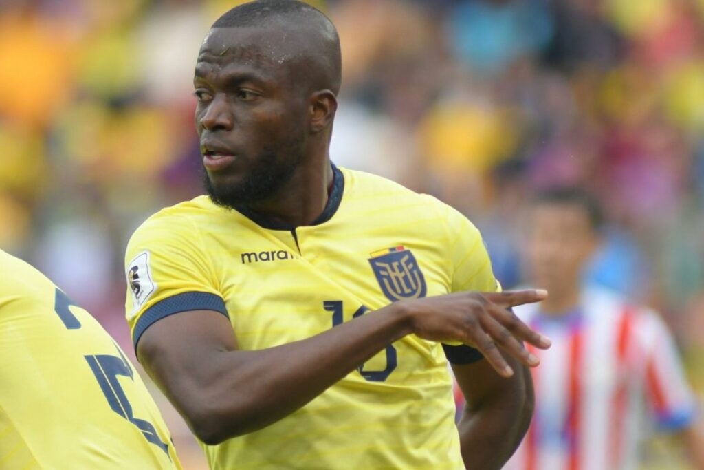 Enner Valencia en un partido con la Selección de Ecuador en las Eliminatorias Sudamericanas 2026.