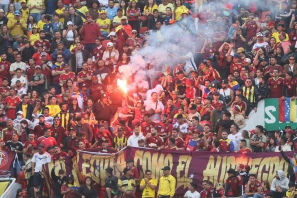 Hinchas venezolanos encendieron una bengala durante el partido contra Ecuador.