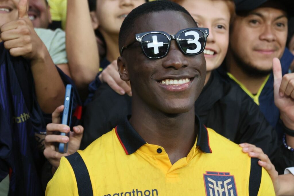 Moisés Caicedo celebrando con los aficionados la victoria contra Venezuela.