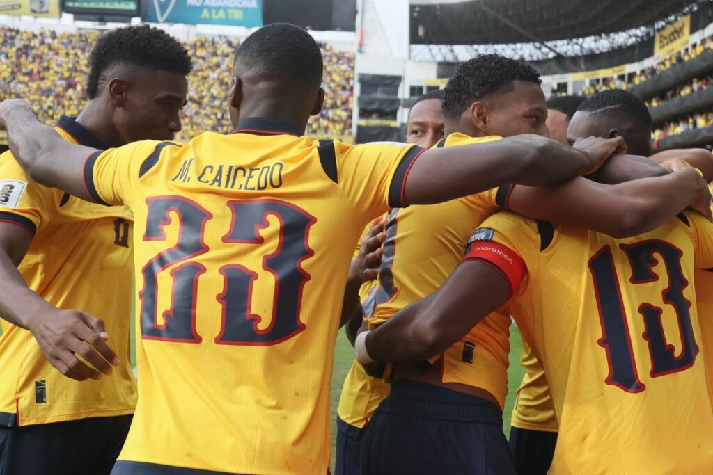 Jugadores de la Selección de Ecuador celebrando un gol en las Eliminatorias Sudamericanas 2026.