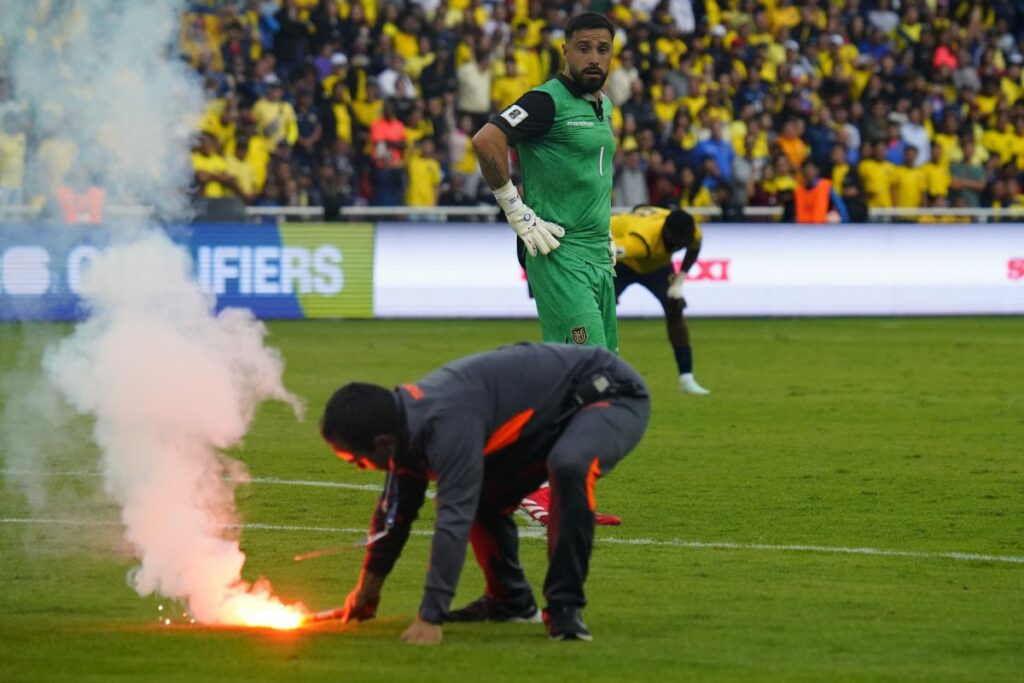 Durante el partido entre Ecuador y Venezuela aficionados venezolanos prendieron y lanzaron bengalas.