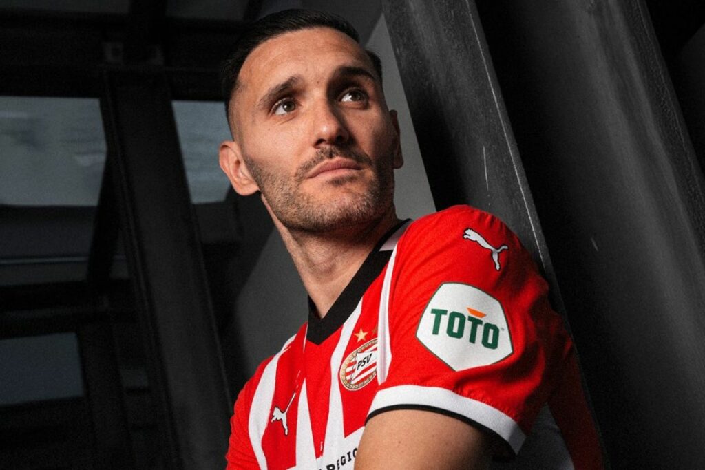 Lucas Pérez es un futbolista español que se unió al PSV en este 2025.