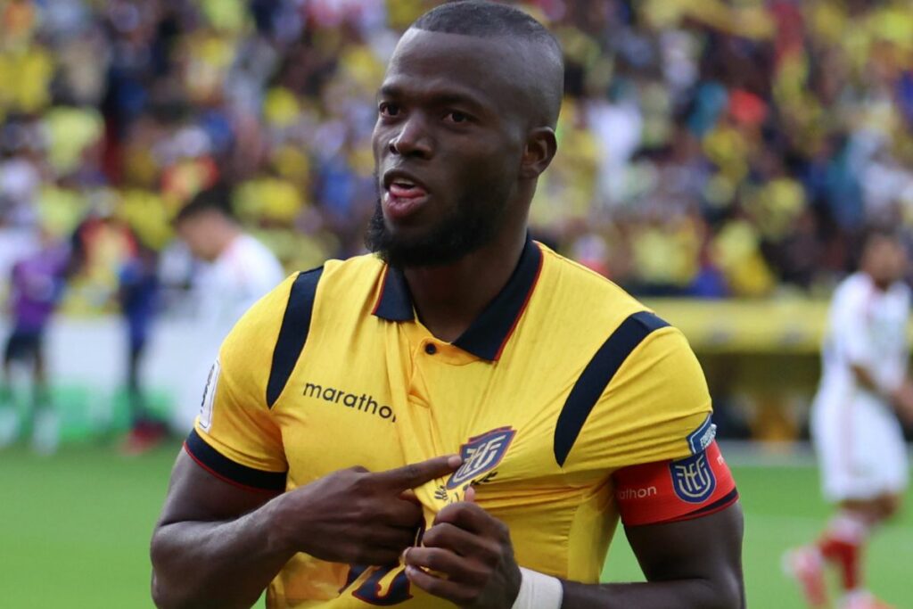 Enner Valencia señalando el escudo de la Selección de Ecuador en una celebración.