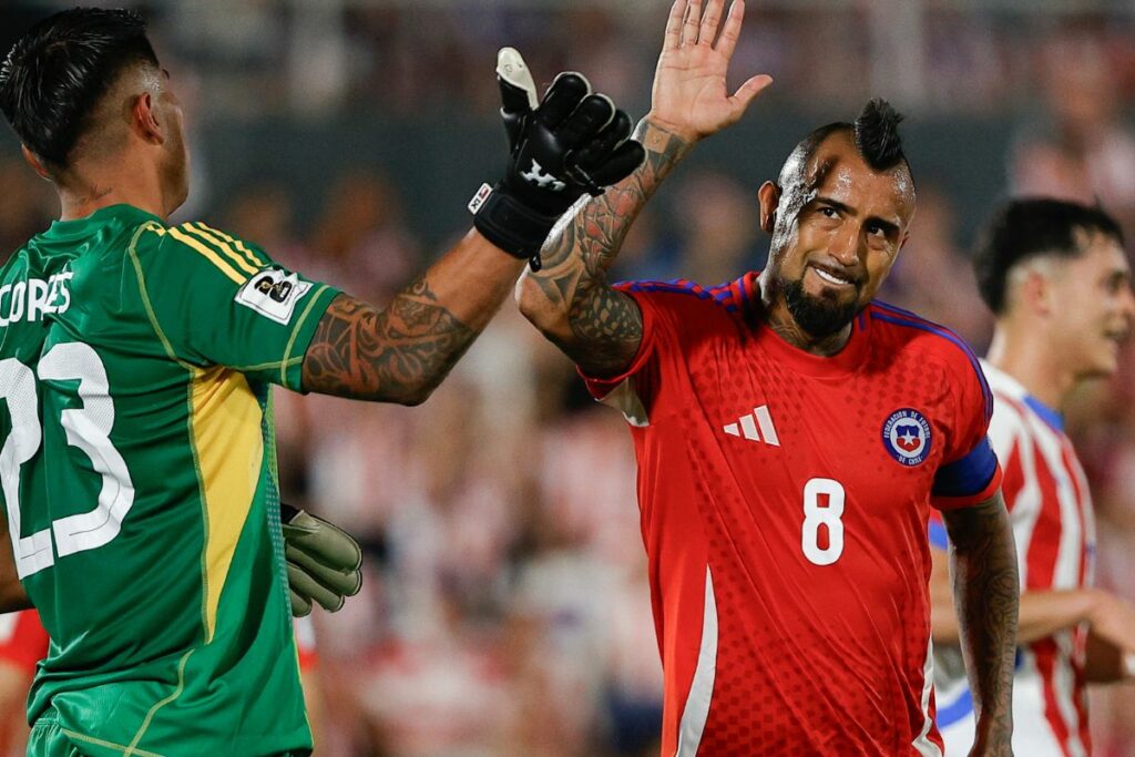 Brayan Cortés y Arturo Vidal en un partido de Chile por las Eliminatorias Sudamericanas 2026.