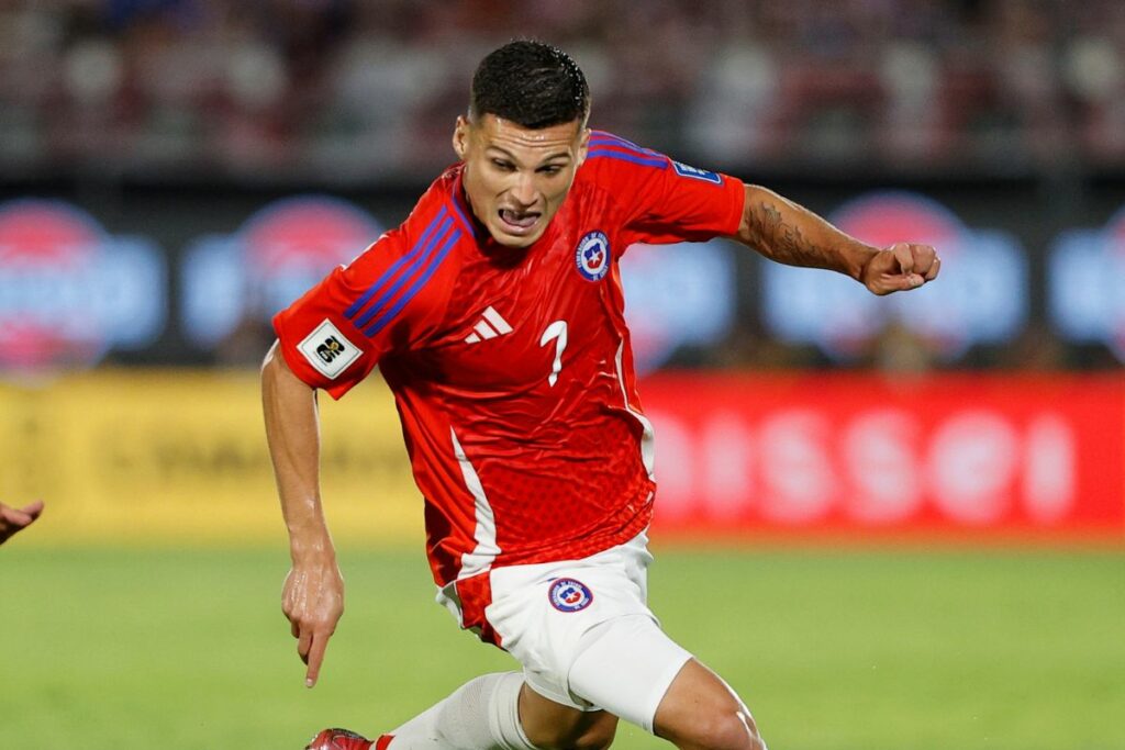Lucas Cepeda en un partido con Chile por las eliminatorias.