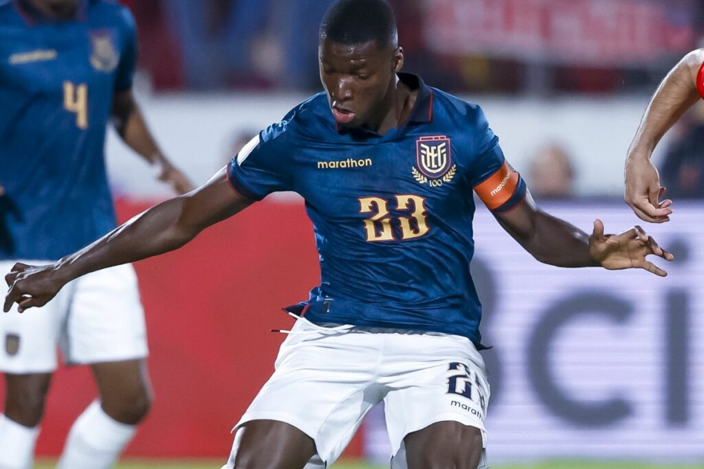 Moisés Caicedo en el partido entre Ecuador y Chile en las Eliminatorias Sudamericanas.