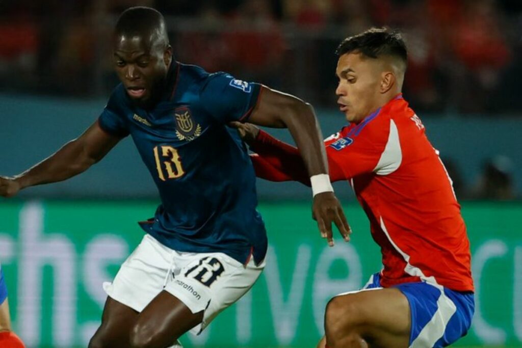 Enner Valencia durante el partido entre Ecuador y Chile por las eliminatorias 2026.