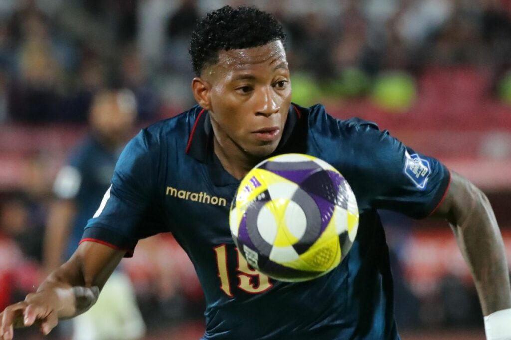 Gonzalo Plata en uno de los partidos de la Selección de Ecuador en las eliminatorias.