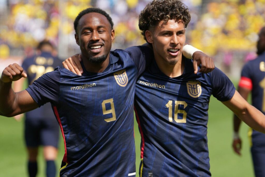 John Yeboah y Jeremy Sarmiento durante un partido de la Selección de Ecuador en la Copa América 2024.