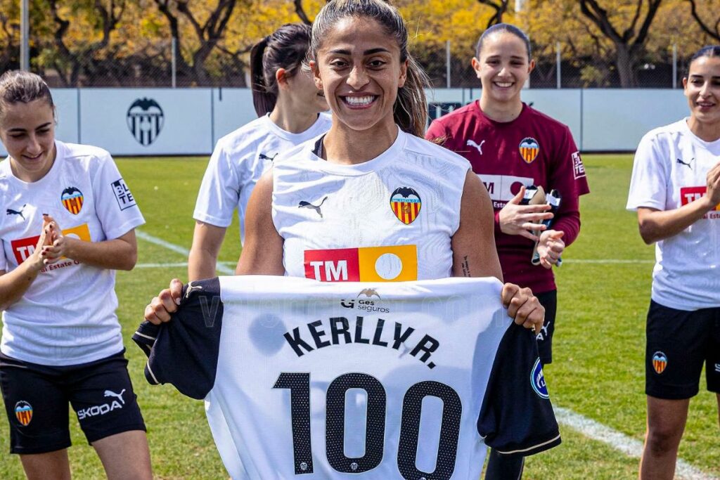 Kerlly Real como una camiseta de homenaje del Valencia de España.