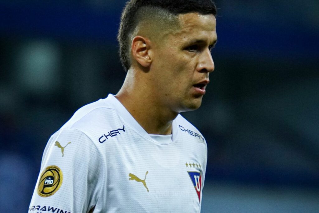 Alex Arce en un partido con Liga de Quito.