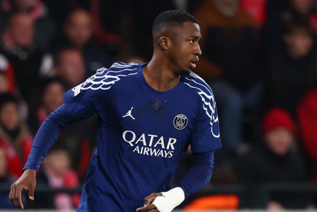 Willian Pacho en un partido con el París Saint-Germain.