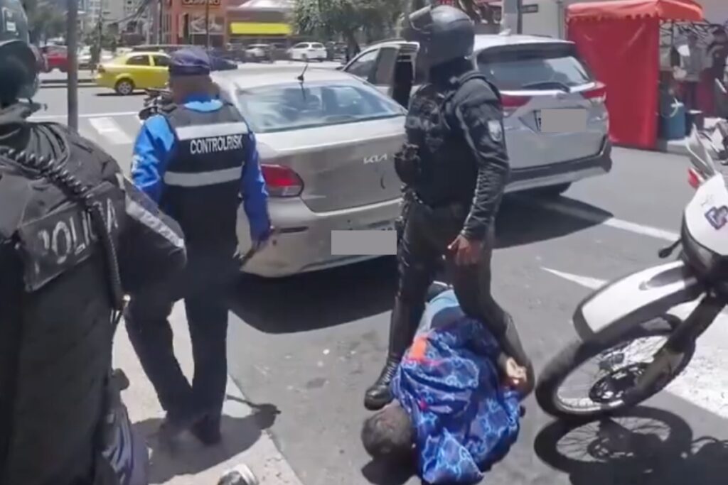 Dos personas fueron detenidas tras la persecución en el centro comercial de Quito.