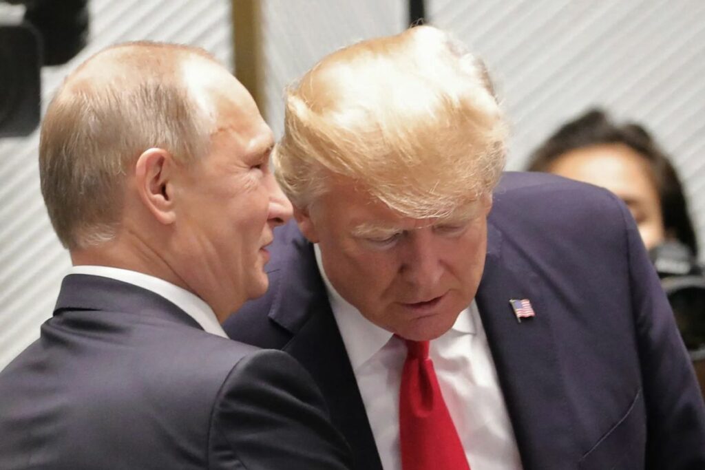 Fotografía de archivo de Donald J. Trump (d), mientras estrecha la mano del presidente ruso, Vladímir Putin.