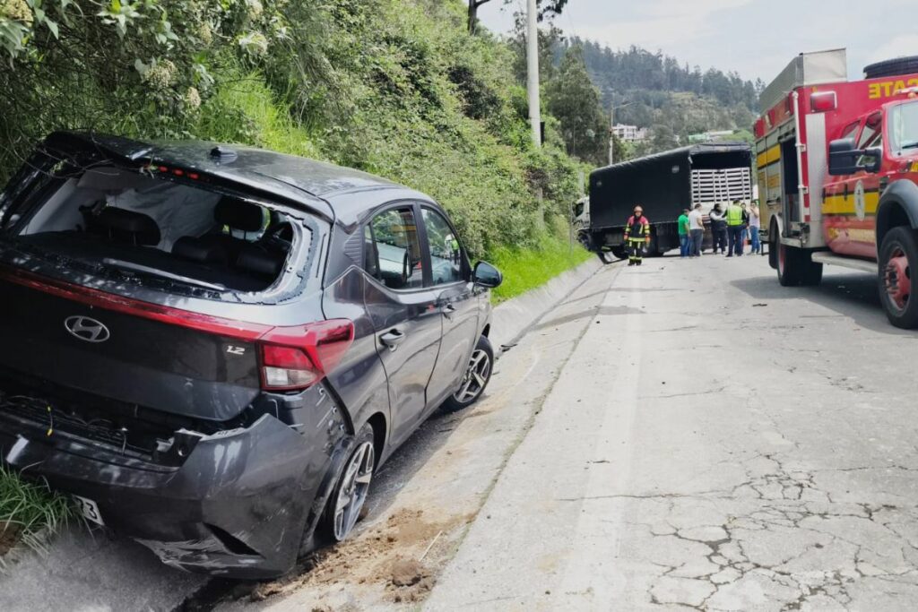 Una colisión se produjo en la avenida Simón Bolívar, por lo que hay complicaciones para la movilidad a la altura de Nayón.