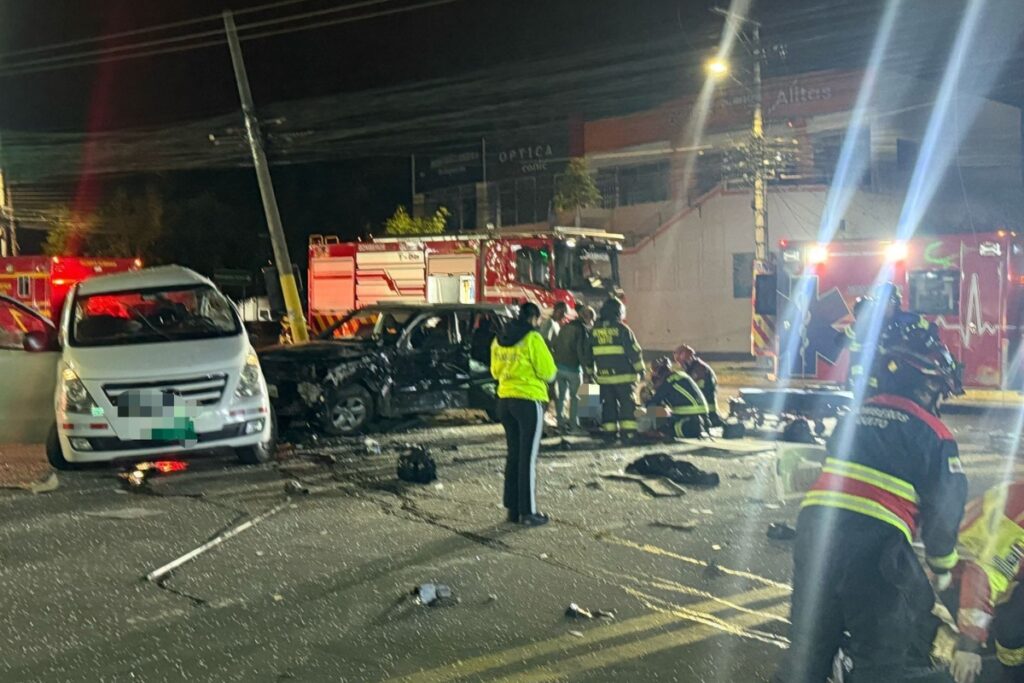 El Cuerpo de Bomberos Quito atendió el siniestro de tránsito.