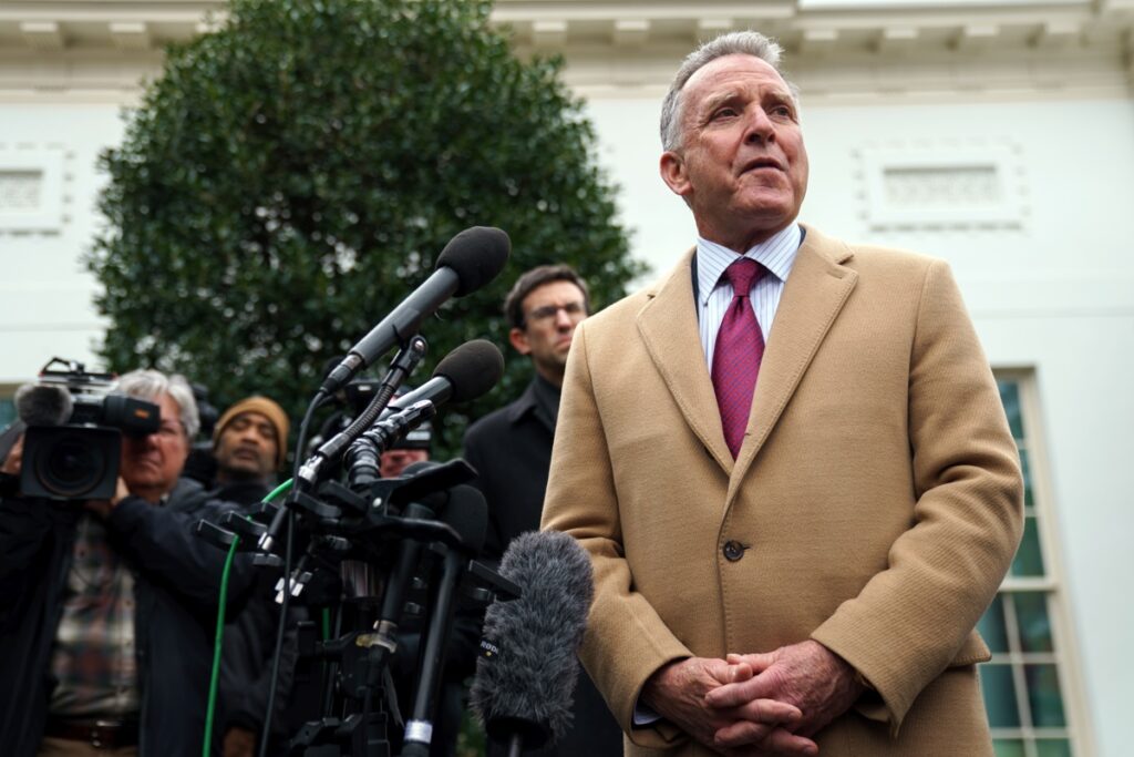 otografía del 6 de marzo de 2025 del enviado especial de EE.UU. para Oriente Medio, Steve Witkoff, hablando con periodistas afuera de la Casa Blanca.