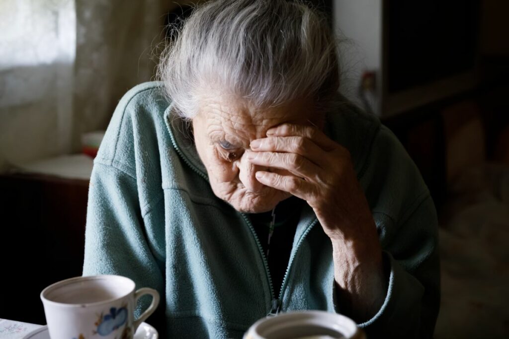 La soledad y el abandono afectan a millones de adultos mayores en el mundo, incluyendo Ecuador.