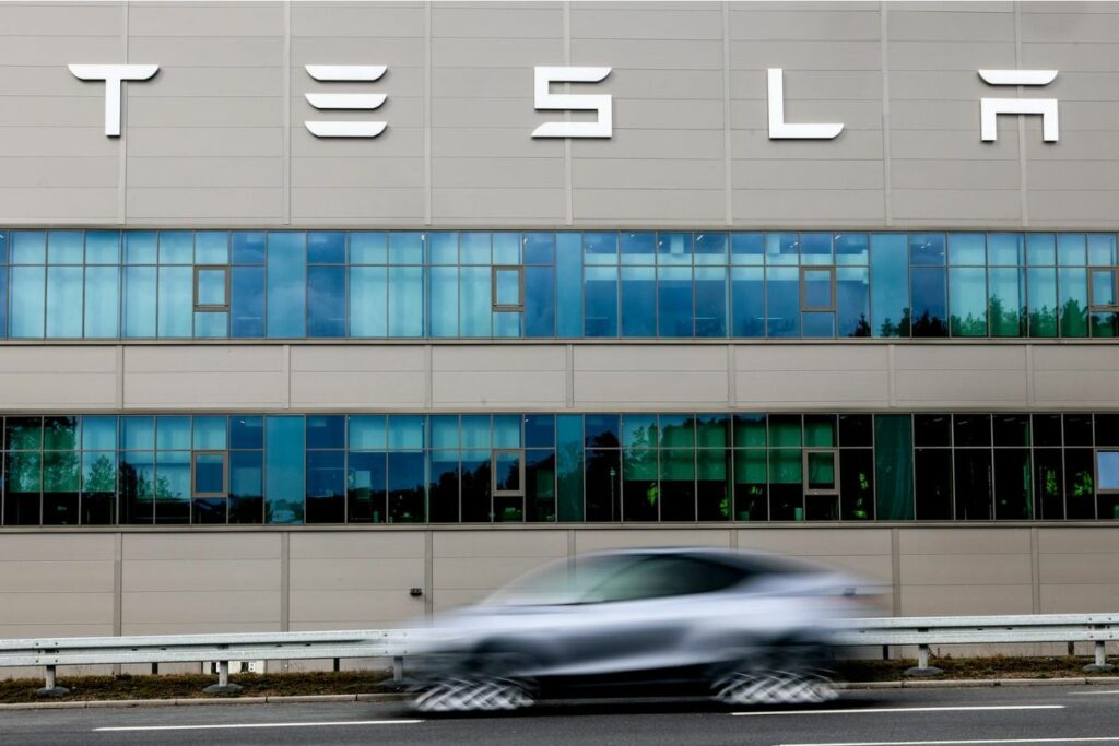 Una vista de la fábrica de Tesla en Gruenheide, cerca de Berlín. Según las cifras de la Autoridad Federal de Transporte Motorizado de Alemania (KBA), solo se registraron 1. 29 nuevos vehículos Tesla en febrero, lo que representa una caída del 76,3% en comparación con el 2023. Foto: EFE