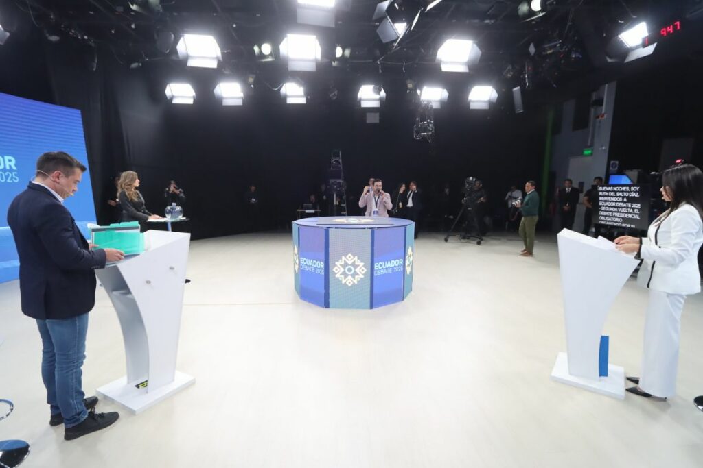Daniel Noboa y Luisa González, en el debate presidencial 2025 de segunda vuelta.