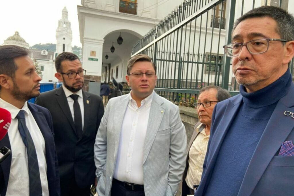 Los familiares de los tres miembros del equipo periodístico de EL COMERCIO, junto con sus abogados.