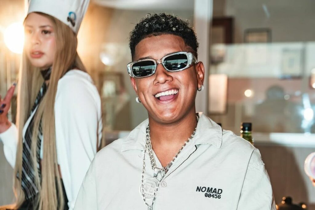 Jombriel, el artista ecuatoriano que pega a lo grande con su tema Vitamina en Spotify.