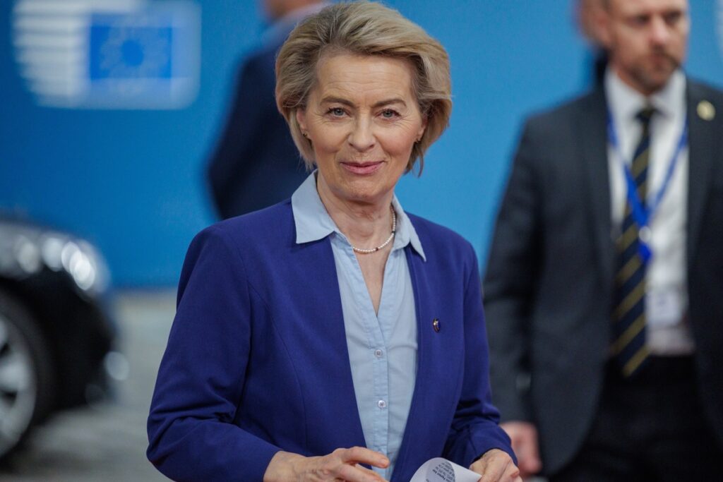 La presidenta de la Comisión Europea, Ursula von der Leyen, llega para reunirse con el presidente del Consejo Europeo, Antonio Costa.