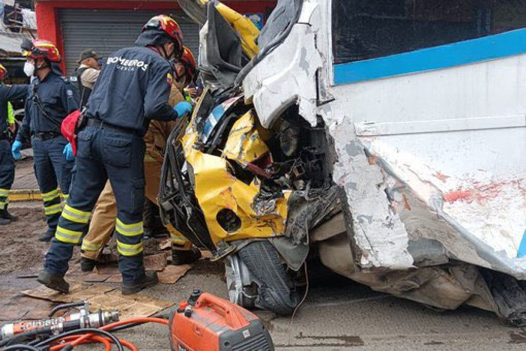 Rescate en el siniestro de tránsito en Cuenca, Ecuador, marzo 2025.