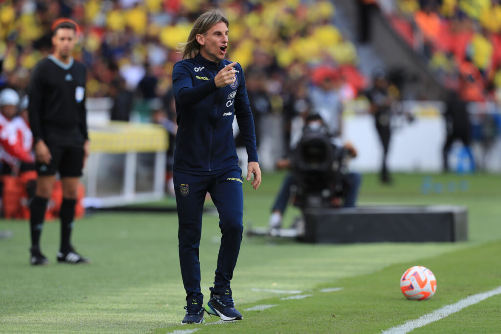 Sebastián Beccacece, DT de la Selección de Ecuador, durante su último partido con Venezuela antes de enfrentar a Chile.