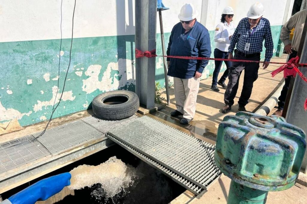 El Viceministro de Energía y Minas durante su recorrido en la planta de tratamiento San Mateo, en Esmeraldas