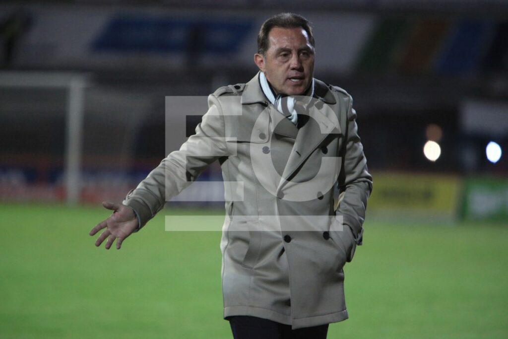 Álex Aguinaga como entrenador del Deportivo Cuenca en 2015.