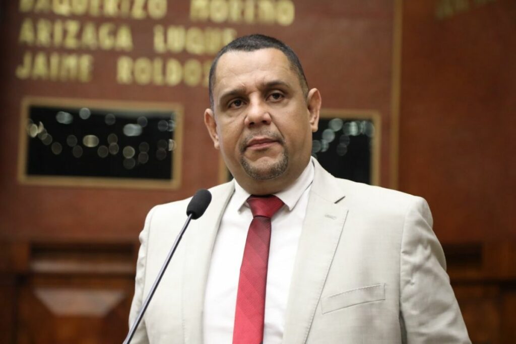 Vicko Villacís, alcalde de Esmeraldas, habló de la emergencia que enfrenta la provincia en el Pleno de la Asamblea Nacional