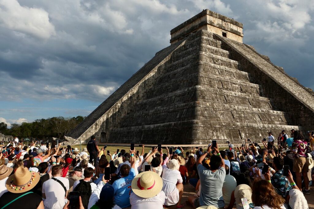 Turistas y visitantes se reúnen para observar el descenso de Kukulcán este jueves, en Chichén Itzá, en la ciudad de Mérida, Yucatán (México).