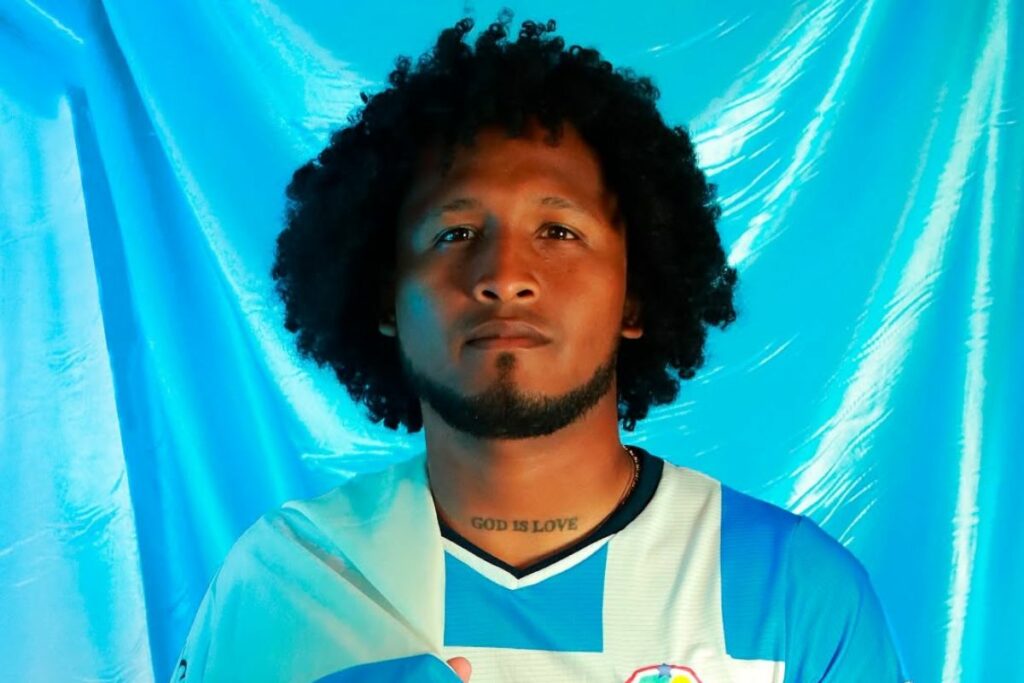 Christian Alemán con la indumentaria 2024 del Manta FC.