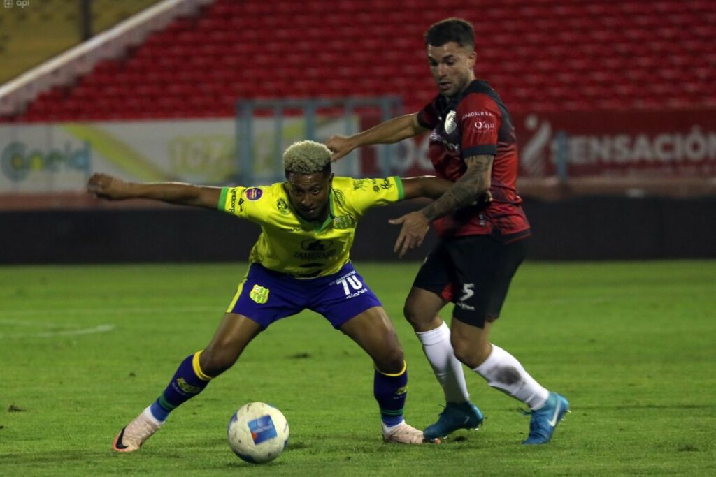 Mateo Tello (i) y Gabriel Schvindt en el partido entre Gualaceo y Chacaritas por la Liga Pro Serie B 2025.