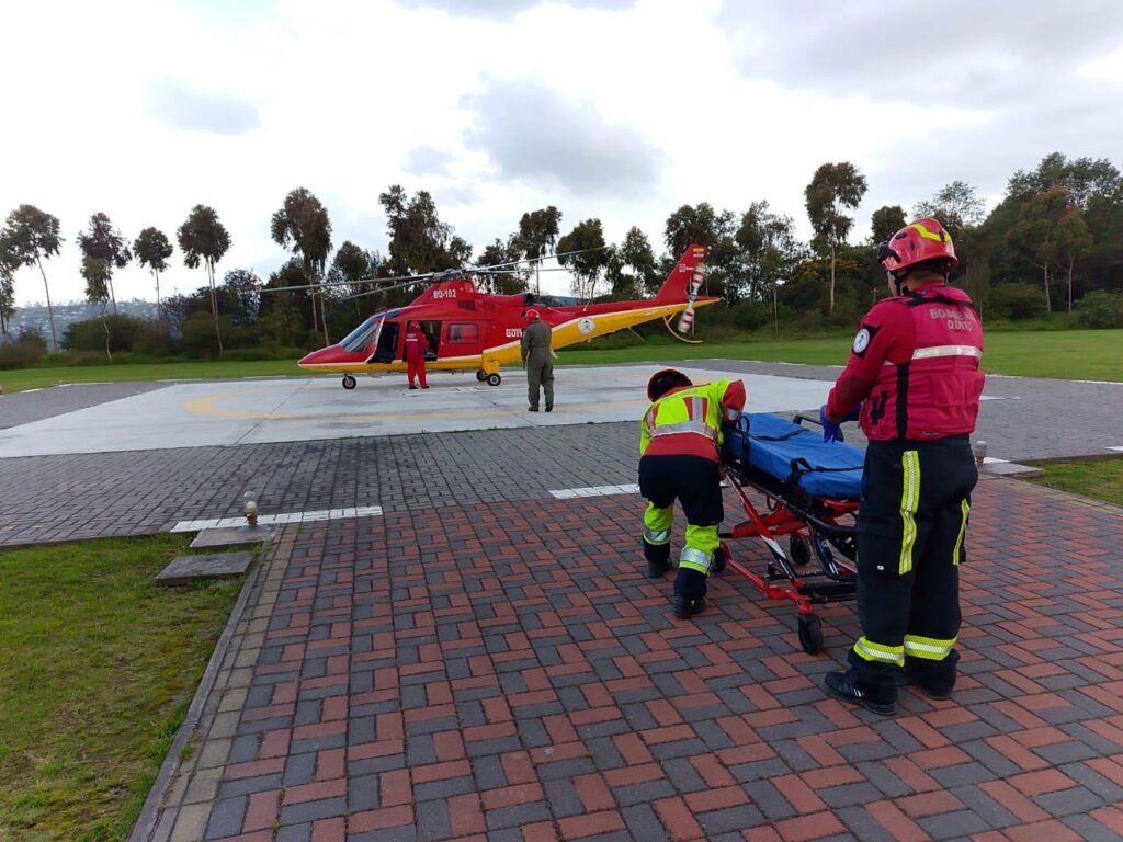 Cuatro de los ocho montañistas atrapados por una avalancha en el volcán Cotopaxi están heridos y fueron evacuados poer el Cuerpo de Bomberos de Quito.