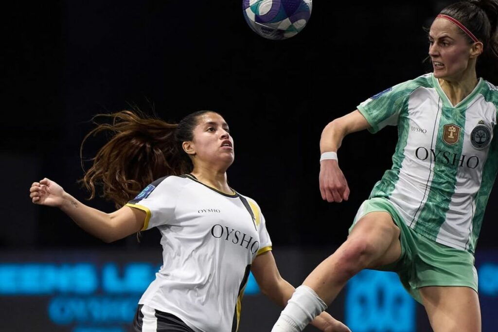 Antonela Romoleroux en una partido de la Queens League con la camiseta de Pío FC.