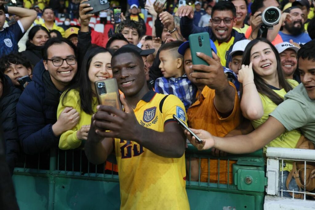 Moisés Caicedo y los hinchas de la Selección de Ecuador en el estadio Rodrigo Paz el viernes 21 de marzo de 2025.