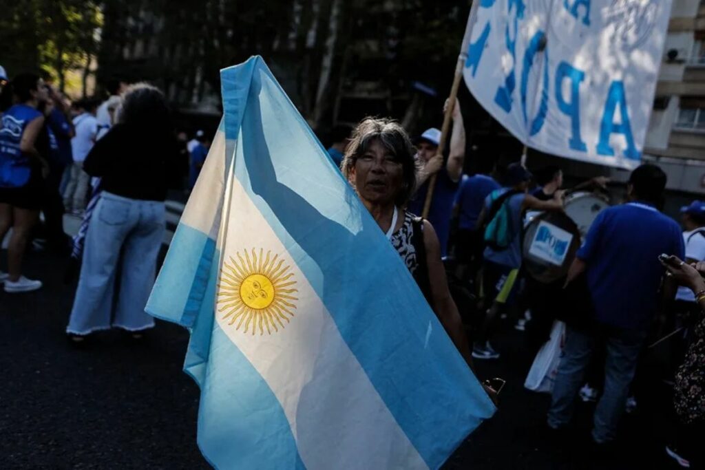 Fotografía de una mujer con una bandera durante la manifestación frente al Congreso en Buenos Aires (Argentina).