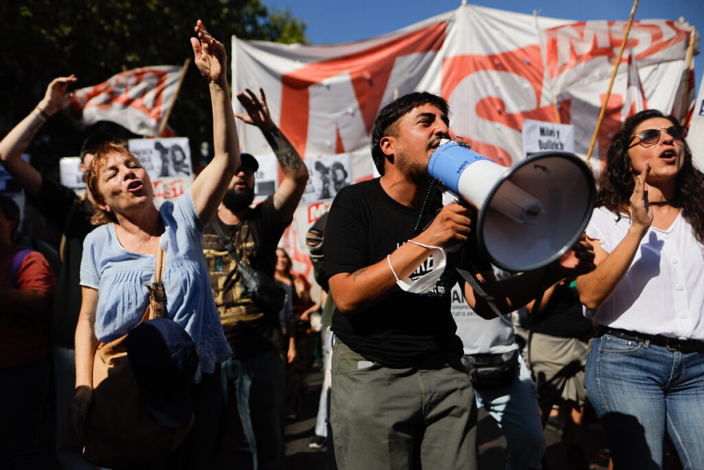 Personas participan en una manifestación este miércoles, 19 de marzo de 2025, frente al Congreso en Buenos Aires (Argentina).
