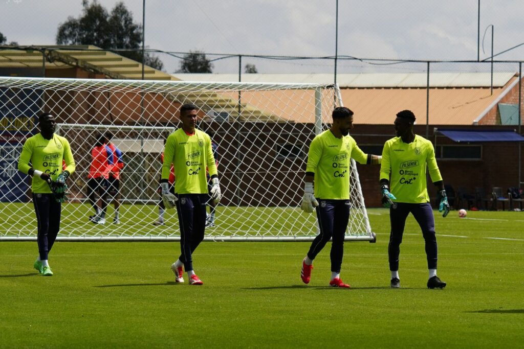 Moisés Ramírez (i), Christian Loor, Hernán Galíndez y David Cabezas en la Casa de la Selección en Quito.