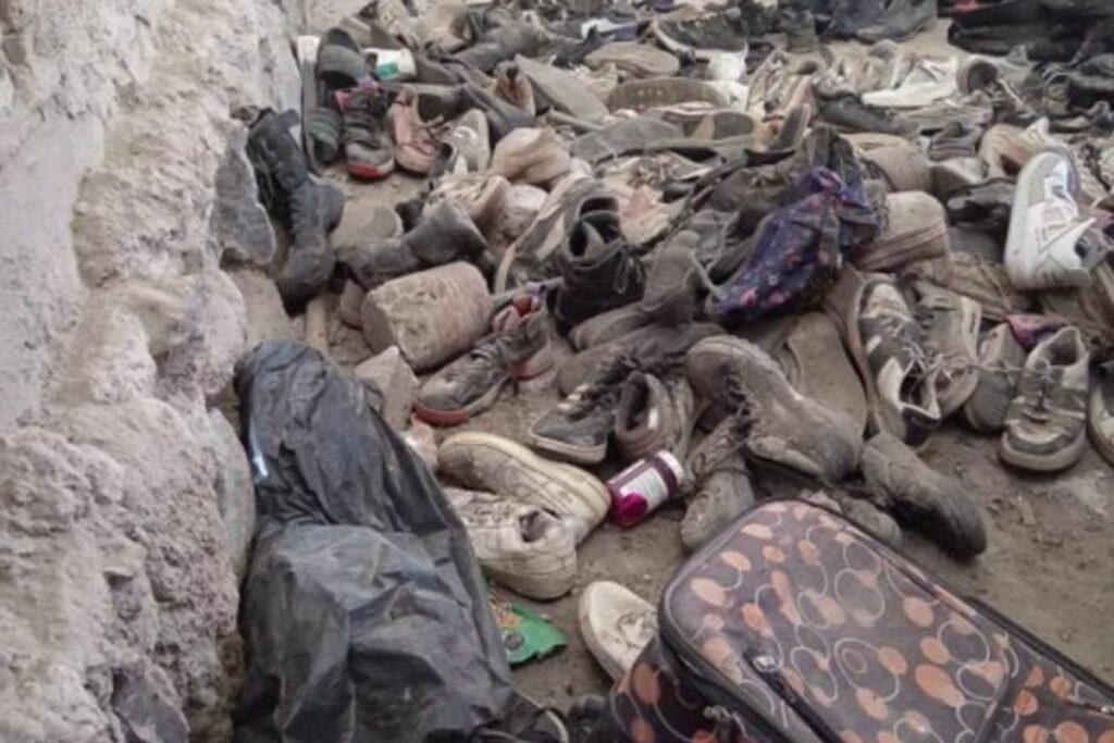 Fotografía de cientos de zapatos y de prendas de vestir, en un predio en el municipio de Teuchitlán.