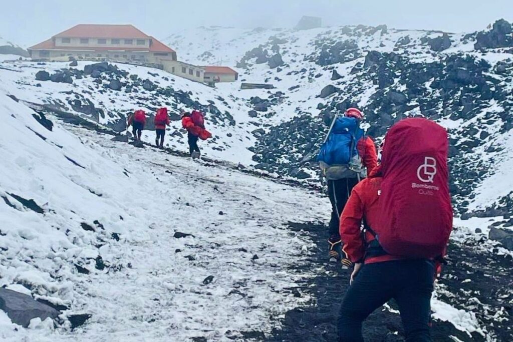 Los bomberos de varios cantones rescataron a ocho personas atrapadas en el volcán Cotopaxi, este domingo