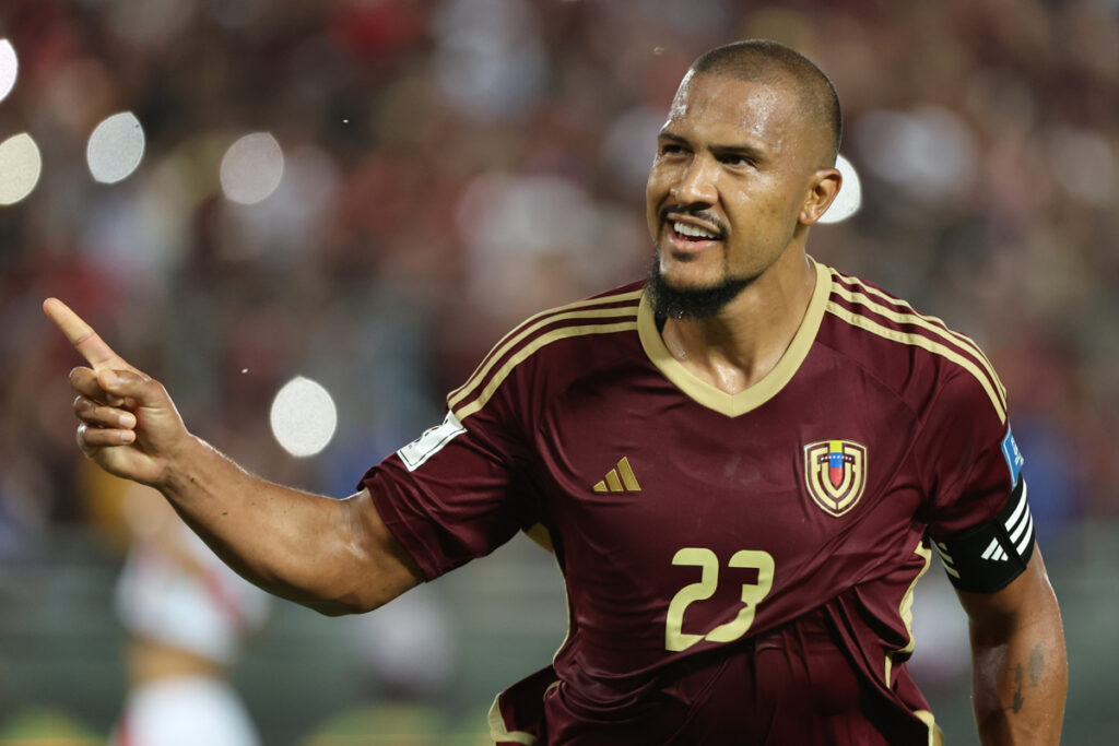 Salomón Rondón celebra el gol del triunfo de Venezuela ante Perú en eliminatorias al Mundial 2026.