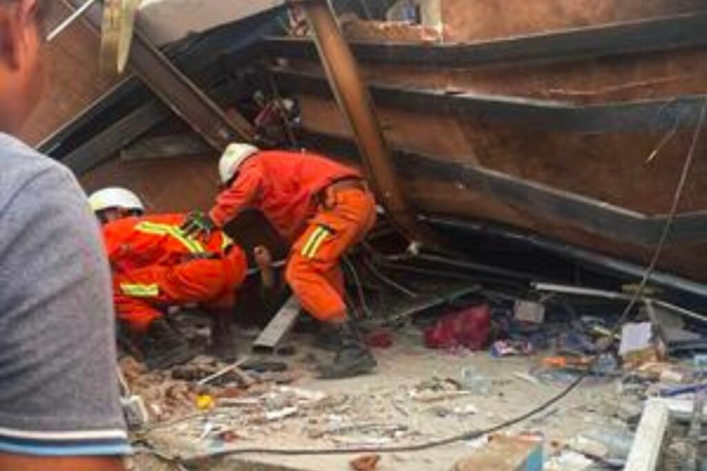Los rescatistas trabajan para recuperar un cuerpo de los escombros en el mercado de ThaPyayGone luego de un terremoto, en Birmania.