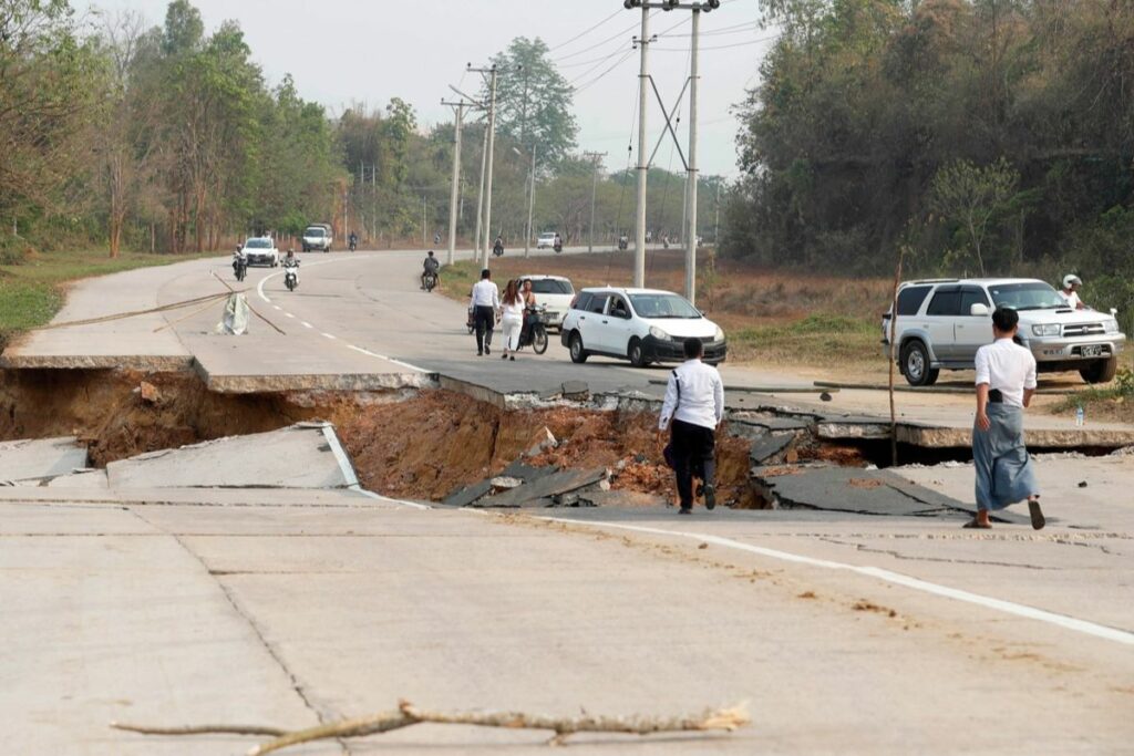 La gente observa una carretera dañada tras un terremoto en Naypyidaw, Myanmar, el 28 de marzo de 2025.
